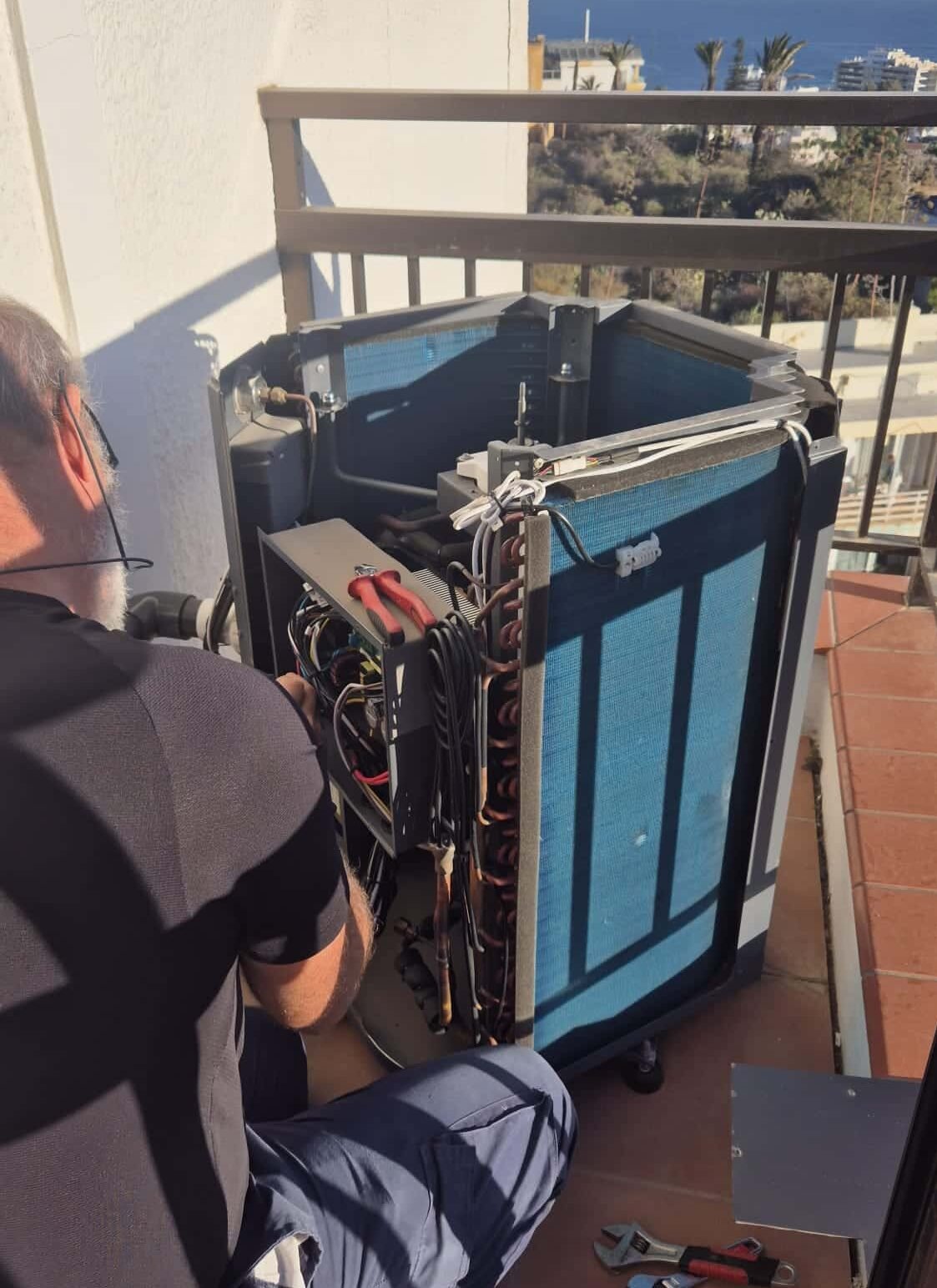 Técnico instalando bomba de calor Poolex en Tenerife